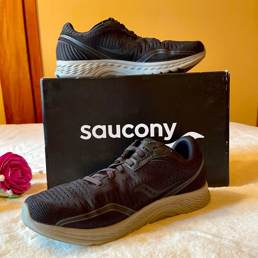 SAUCONY WOMEN'S KINVARA 11 ATHLETIC WIDE RUNNING SHOES BLACK S10552-35 S…